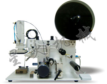 半自動（dòng）方瓶貼標機